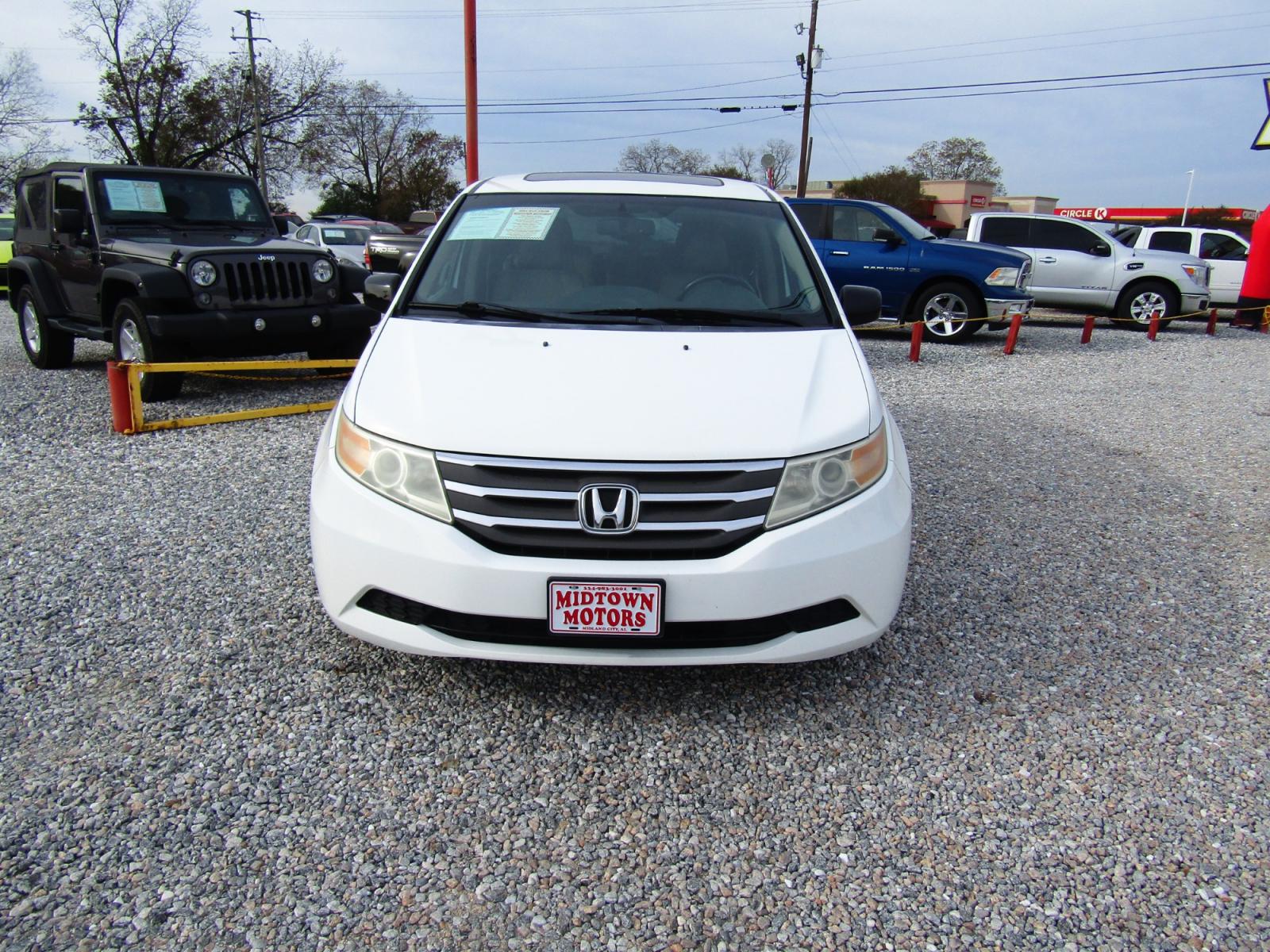 2012 WHITE /Tan Honda Odyssey (5FNRL5H68CB) , Automatic transmission, located at 15016 S Hwy 231, Midland City, AL, 36350, (334) 983-3001, 31.306210, -85.495277 - Photo #1